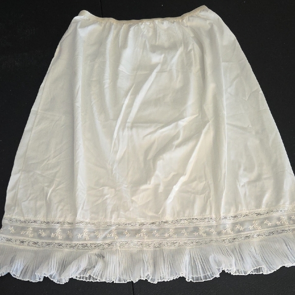 Adonna Dresses & Skirts - Elegant White Lace Trim Skirt